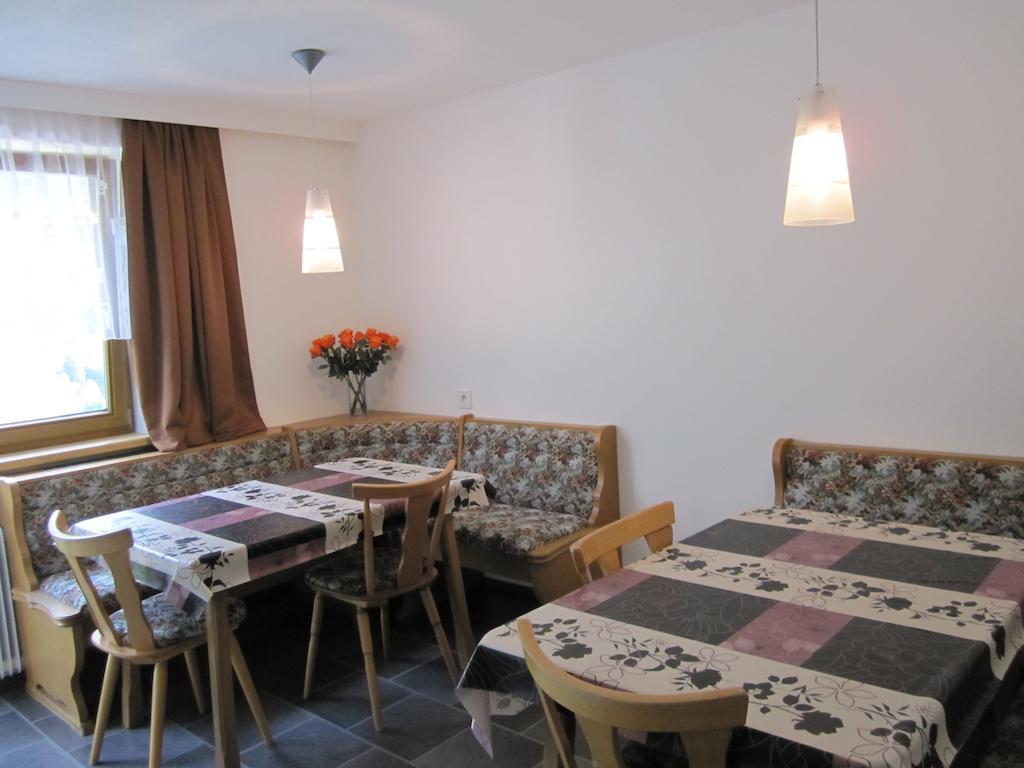 カップルHaus Arosaアパートメント 部屋 写真